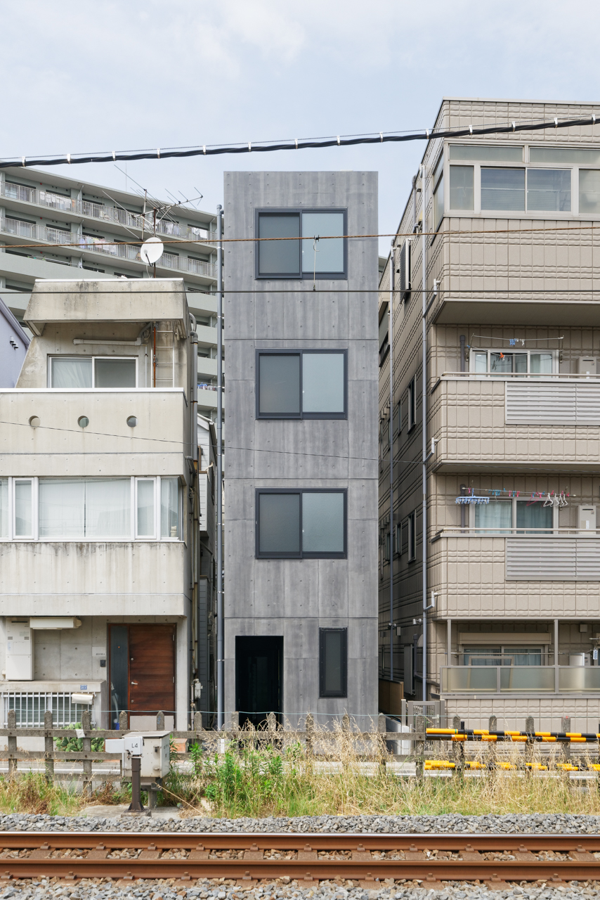 間口が狭く細長い土地に建つマンション